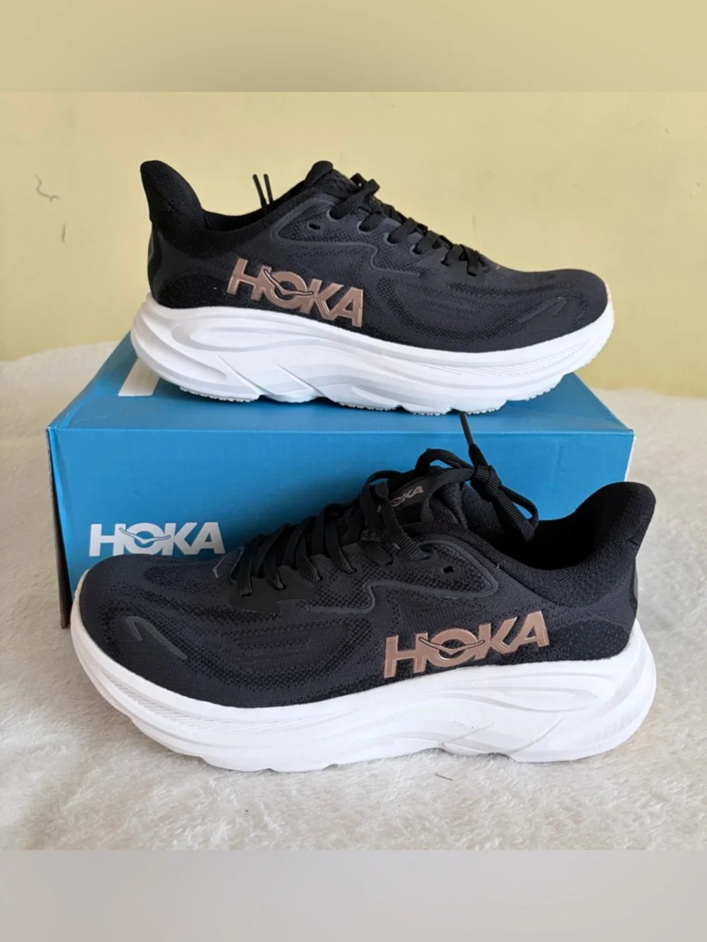 Hoka Clifton 10 Black/White and Rose Gold Low-Profile Running Sneaker Sz 9.5